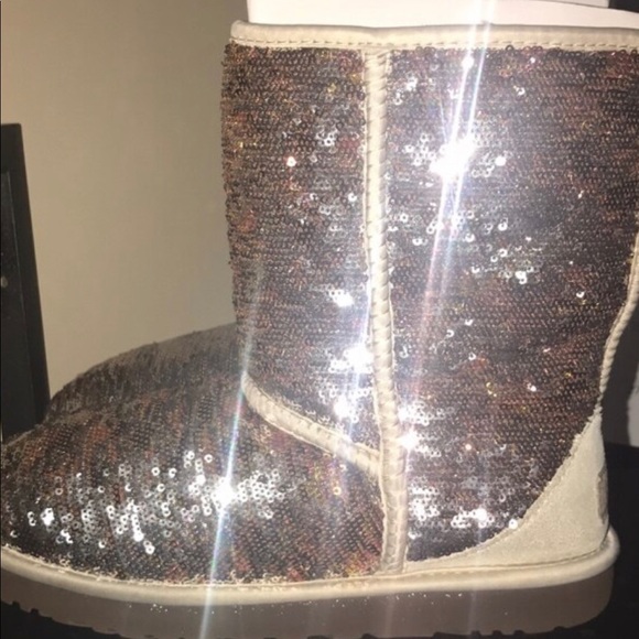 UGGS - Picture 2 of 4